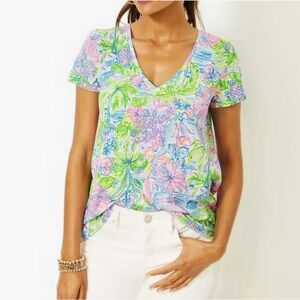 Lilly Pulitzer Etta V-neck short sleeve in Lilly Loves Hawaii Size Large